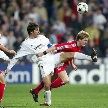 Raul Gonzalez (li., Real Madrid) gegen Bastian Schweinsteiger (Bayern) Fußball EC 1 Herren Champions League 2003 2004, Achtelfinale, Real Madrid - FC Bayern München 1:0, Gruppe Madrid Dynamik, Kampf,