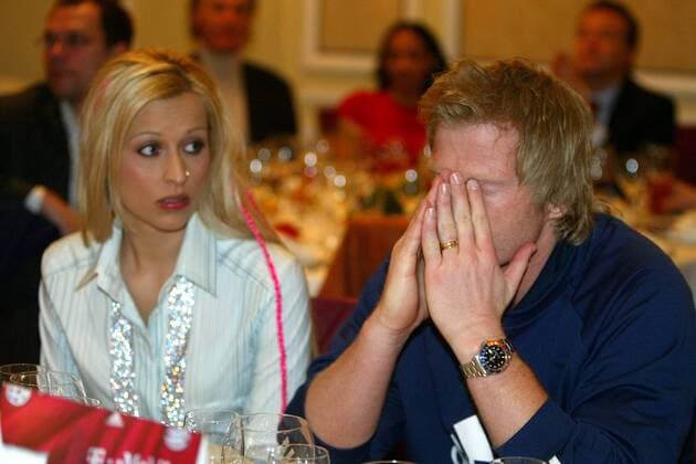 Torwart Oliver Kahn (Bayern) reibt sich beim Bankett nach dem Rückspiel in Madrid enttäuscht die Augen, Freundin Verena Kerth schaut besorgt Fußball EC 1 Herren Champions League 2003 2004, Achtelfinale, Madrid - FC Bayern München 1:0, Gruppe Madrid Enttäuschung,