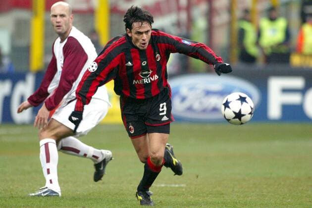 Filippo Inzaghi (Milan) fixiert den Ball Fußball EC 1 Herren Champions League 2003 2004, Achtelfinale, AC Mailand - Sparta Prag 4:1, Einzelbild Mailand Dynamik,