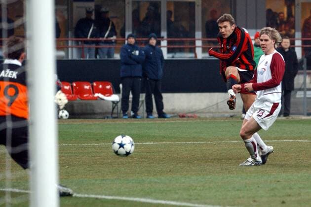 Andrej Schewtschenko (Milan) erzielt das 3:1, Hübschman (Sparta Prag) zu spät Fußball EC 1 Herren Champions League 2003 2004, Achtelfinale, AC Mailand - Sparta Prag 4:1, Gruppe Thomas, Hübschmann, Mailand Dynamik,