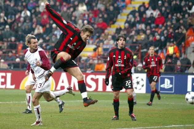 Andrej Schewtschenko (2.v.li.) erzielt per Kopfball das 2:1, Kaka (beide Milan) schaut noch ungläubig Fußball EC 1 Herren Champions League 2003 2004, Achtelfinale, AC Mailand - Sparta Prag 4:1, Gruppe Ricardo Izecson Santos Leite, Mailand Dynamik, Höhe,