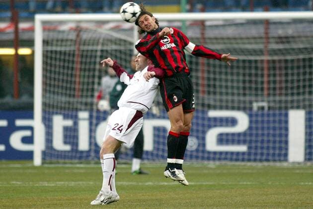 Paolo Maldini (re., Milan) gegen Jiri Stajner (Sparta Prag) Fußball EC 1 Herren Champions League 2003 2004, Achtelfinale, AC Mailand - Sparta Prag 4:1, Gruppe Mailand Dynamik,