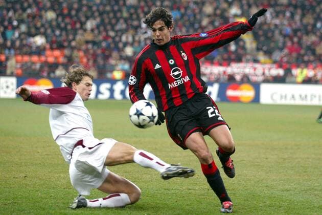 Kaka (re., Milan) gegen Pavel Pergl (Sparta Prag) Fußball EC 1 Herren Champions League 2003 2004, Achtelfinale, AC Mailand - Sparta Prag 4:1, Gruppe Mailand Dynamik,