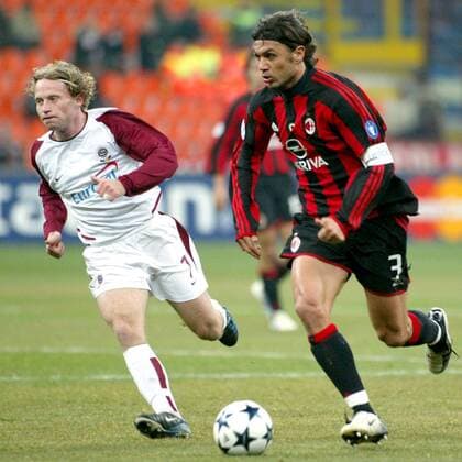 Paolo Maldini (re., Milan) gegen Lukas Zelenka (Sparta Prag) Fußball EC 1 Herren Champions League 2003 2004, Achtelfinale, AC Mailand - Sparta Prag 4:1, Gruppe Mailand Dynamik,