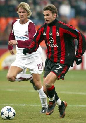 Andrej Schewtschenko (re., Milan) gegen Radoslav Kovac (Sparta Prag) Fußball EC 1 Herren Champions League 2003 2004, Achtelfinale, AC Mailand - Sparta Prag 4:1, Gruppe Mailand Dynamik,