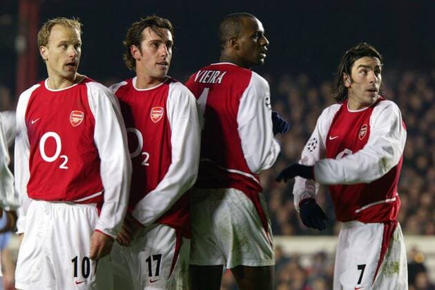 Mauer Arsenal v.li.: Dennis Bergkamp, Edu, Patrick Vieira und Robert Pires noch etwas unschlüssig über die Aufstellung Fußball EC 1 Herren Champions League 2003 2004, Achtelfinale, Arsenal FC London, Gruppe London