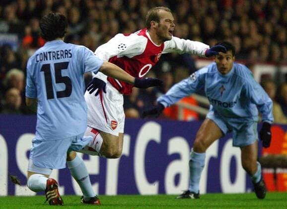 Fredrik Ljungberg (Arsenal) wird von Contreras (Celta Vigo) gefoult Fußball EC 1 Herren Champions League 2003 2004, Achtelfinale, Arsenal FC London - RC Celta de Vigo 2:0, Gruppe London Dynamik,