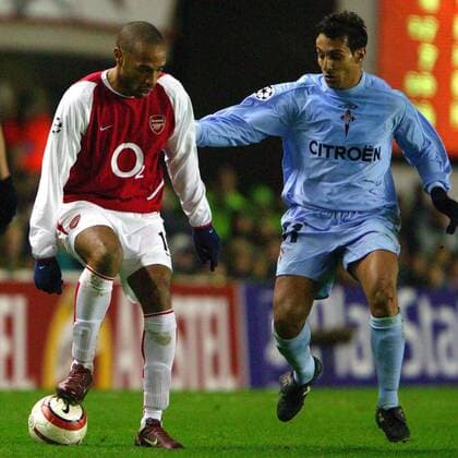 Thierry Henry (li., Arsenal) gegen Gustavo Lopez (Celta Vigo) Fußball EC 1 Herren Champions League 2003 2004, Achtelfinale, Arsenal FC London - RC Celta de Vigo 2:0, Gruppe London