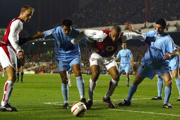 Thierry Henry (2.v.re., Arsenal) gegen Fernando Caceres (2.v.li.) und Juan Velasco (re.; beide Celta Vigo) Fußball EC 1 Herren Champions League 2003 2004, Achtelfinale, Arsenal FC London - RC Celta de Vigo 2:0, Gruppe London Dynamik,