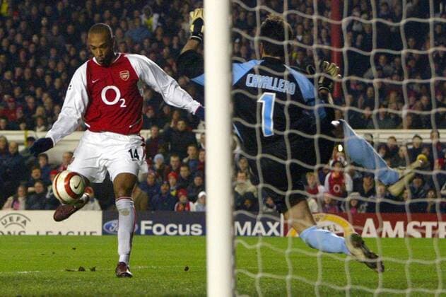 Thierry Henry (li., Arsenal) trifft zum 2:0 gegen Torwart Pablo Cavallero (Celta Vigo) Fußball EC 1 Herren Champions League 2003 2004, Achtelfinale, Arsenal FC London - RC Celta de Vigo 2:0, Gruppe London Dynamik,
