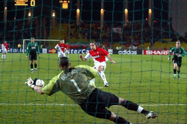 Torwart Sergei Ovchinnikov (Lok Moskau) hält den Strafstoß von Dado Prso (Monaco) Fußball EC 1 Herren Champions League 2003 2004, Achtelfinale, AS Monaco - Lokomotive Moskau 1:0, Owtschinnikow, Gruppe Ovschinnikov, Owschinnikow, Monaco o0 Lokomotiv Dynamik,  