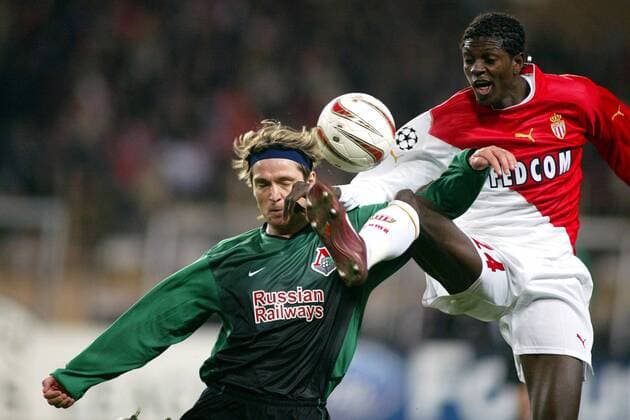 Sheyi Emmanuel Adebayor (re., Monaco) gegen Vadim Evseev (Lok Moskau) Fußball EC 1 Herren Champions League 2003 2004, Achtelfinale, AS Monaco - Lokomotive Moskau 1:0, Gruppe o0 Lokomotiv Monaco Dynamik, Kampf,  