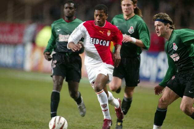 Patrice Evra (Monaco) am Ball Fußball EC 1 Herren Champions League 2003 2004, Achtelfinale, AS Monaco - Lokomotive Moskau 1:0, Gruppe o0 Lokomotiv Monaco Dynamik,  