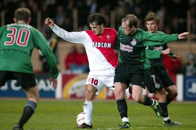 Gennadi Nizhegorodov (re., Lok Moskau) gegen Fernando Morientes (Monaco) Fußball EC 1 Herren Champions League 2003 2004, Achtelfinale, AS Monaco - Lokomotive Moskau 1:0, Gruppe o0 Lokomotiv Monaco Dynamik,  