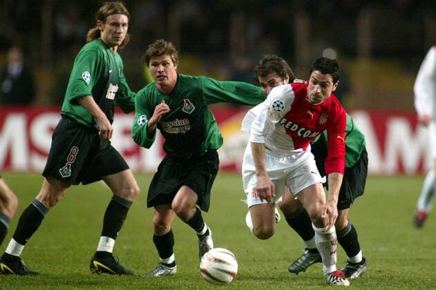 Andreas Vasileios Zikos (re., Monaco) gegen Marat Izmaylov (Lok Moskau) Fußball EC 1 Herren Champions League 2003 2004, Achtelfinale, AS Monaco - Lokomotive Moskau 1:0, Gruppe o0 Lokomotiv Monaco Dynamik,  