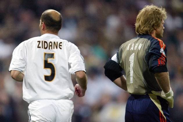 Zinedine Zidane (li., Real Madrid) und Torwart Oliver Kahn (Bayern) gehen sich aus dem Weg - VERÖFFENTLICHUNGSRECHTE NUR FÜR DEUTSCHE MEDIEN Fußball EC 1 Herren Champions League 2003 2004, Real Madrid CF - FC Bayern München 1:0, Vdig Gruppe Madrid
