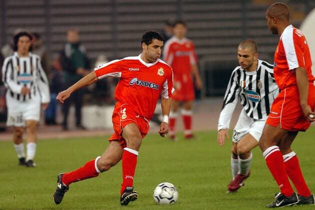 Nourredine Naybet (li.) und Jorge Andrade (re., beide La Coruna) gegen Marco di Vaio (Juventus) Fußball EC 1 Herren Champions League 2003 2004, Juventus Turin - Deportivo La Coruna 0:1, Juve, Vdig Gruppe Turin Dynamik,