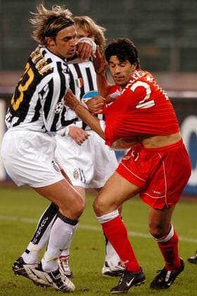 Juan Carlos Valeron (re., La Coruna) gegen Nicola Legrottaglie (Juventus) Fußball EC 1 Herren Champions League 2003 2004, Juventus Turin - Deportivo La Coruna 0:1, Juve, Vdig Gruppe Turin Dynamik, Kampf,