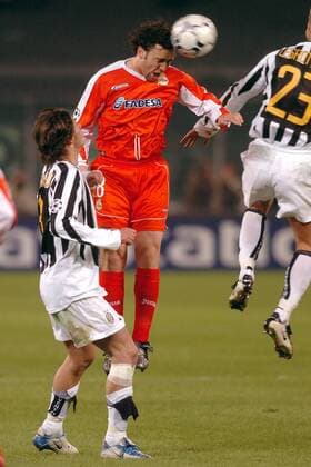 Sergio Gonzales Soriano (Mitte, La Coruna) - Kopfball, Tacchinardi (li.) und Legrottaglie (beide Juventus) können nicht mehr eingreifen Fußball EC 1 Herren Champions League 2003 2004, Juventus Turin - Deportivo La Coruna 0:1, Juve, Vdig Gruppe Turin Dynamik,