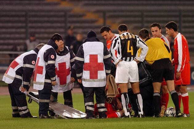 Rot Kreuz Sanitäter, Spieler beider Mannschaften und der Schiedsrichter umringen einen verletzten Spieler Fußball EC 1 Herren Champions League 2003 2004, Juventus Turin - Deportivo La Coruna 0:1, Juve, Vdig Totale Turin