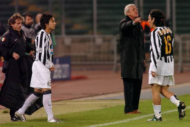 Davide Chuimiento (li.) kommt für Mauro Camoranesi (re.) ins Spiel, Trainer Marcello Lippi (hi.re., alle Juventus) gibt weitere Anweisungen Fußball EC 1 Herren Champions League 2003 2004, Juventus Turin, Juve, Vdig Gruppe Turin