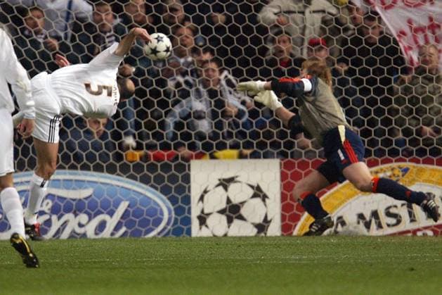 Zinedine Zidane (Real Madrid) erzielt in Schräglage das 1:0, Torwart Oliver Kahn (Bayern) ist machtlos Fußball EC 1 Herren Champions League 2003 2004, Real Madrid CF - FC Bayern München 1:0, Vdig Gruppe Madrid Dynamik,