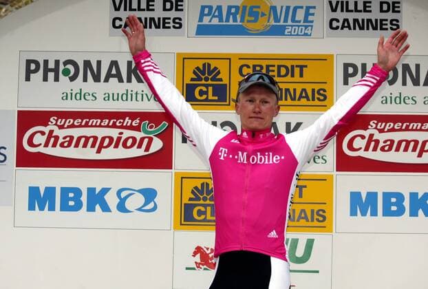 Alexander Winokurow (Kasachstan T-Mobile) feiert während der Siegerehrung seinen Etappensieg Radsport Herren 71. Paris - Nizza 2004, Straßenradsport, Straße, Rad, 6. Etappe, Digne-les-Bains - Cannes, Vdig Einzelbild Cannes Freude,