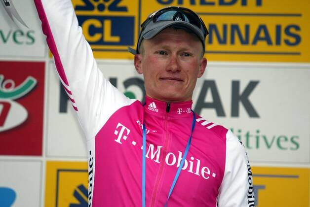 Alexander Winokurow (Kasachstan T-Mobile) freut sich während der Siegerehrung über seinen Etappensieg Radsport Herren 71. Paris - Nizza 2004, Straßenradsport, Straße, Rad, 6. Etappe, Digne-les-Bains - Cannes, Vdig Einzelbild Cannes Freude,