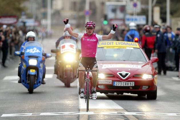 Alexander Winokurow (Kasachstan T-Mobile) freut sich während der Zieleinfahrt über seinen Etappensieg Radsport Herren 71. Paris - Nizza 2004, Straßenradsport, Straße, Rad, 6. Etappe, Digne-les-Bains - Cannes, Vdig Einzelbild Cannes Freude,