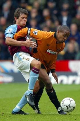 Lee Hendrie (li., Aston Villa) gegen Paul Ince (Wolverhampton) Fußball Herren English Premier League 2003 2004, Wolverhampton Wanderers FC - Aston Villa FC 0:4, Wolves, Vdig Gruppe Wolverhampton Dynamik, Kampf,