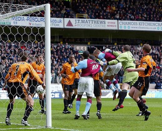 Thomas Hitzlsperger (3.v.re., Aston Villa) erzielt das 0:1, Torwart Paul Jones (2.v.re., Wolverhampton) irrt planlos im Strafraum herum Fußball Herren English Premier League 2003 2004, Wolverhampton Wanderers FC - Aston Villa FC 0:4, Wolves, Vdig Gruppe Wolverhampton Dynamik,