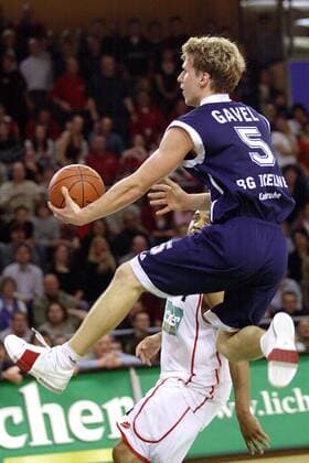 Anton Gavel (Karlsruhe) am Ball Basketball 1. BL Herren BBL Saison 2003 2004, Giessen 46ers - BG Iceline Karlsruhe 79:92, 46 ers, Vdig Einzelbild Gießen Dynamik, Höhe,