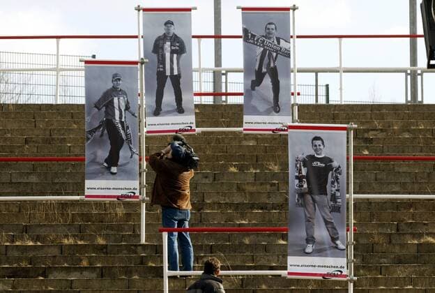 Kunstinstallation Eiserne-Menschen auf der Tribüne im Fußballstadion - Die Fotos Unioner Fans werden auf Plakaten Teil einer Kunstaktion Fußball 2. BL Herren Saison 2003 2004, 1. FC Union Berlin Totale Berlin
