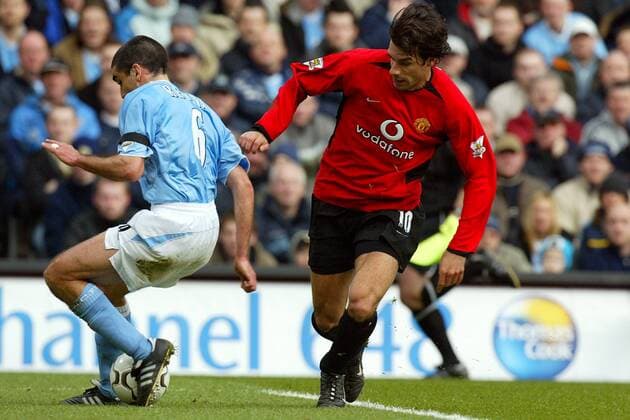 Claudio Reyna (Manchester City) am Ball, re. Ruud van Nistelrooy (Manchester United) - VERÖFFENTLICHUNGSRECHTE NUR FÜR DEUTSCHE MEDIEN Fußball Herren English Premier League 2003 2004, 1. Englische Liga, Manchester City - Manchester United 4:1, ManU Gruppe Manchester Dynamik,