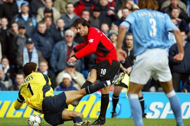 Torwart David James (Manchester City, li.) klärt gegen Ruud van Nistelrooy (Manchester United) - VERÖFFENTLICHUNGSRECHTE NUR FÜR DEUTSCHE MEDIEN Fußball Herren English Premier League 2003 2004, 1. Englische Liga, Manchester City - Manchester United 4:1, ManU Gruppe Manchester Dynamik, Kampf, Abwehr