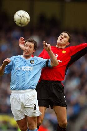 Robbie Fowler (Manchester City, li.) gegen John O Shea (Manchester United) - VERÖFFENTLICHUNGSRECHTE NUR FÜR DEUTSCHE MEDIEN Fußball Herren English Premier League 2003 2004, 1. Englische Liga, Manchester City - Manchester United 4:1, ManU Gruppe Manchester Dynamik, Kampf,