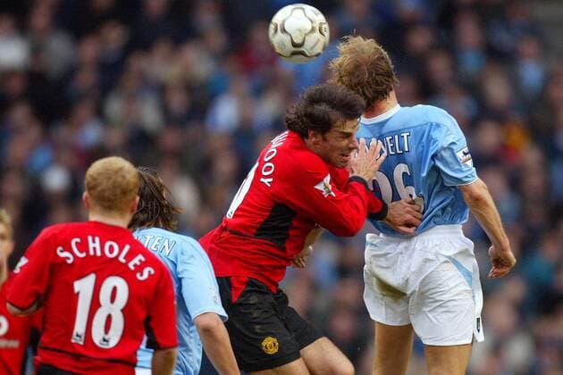 Paul Bosvelt (Manchester City, re.) vor Ruud van Nistelrooy (Manchester United) - VERÖFFENTLICHUNGSRECHTE NUR FÜR DEUTSCHE MEDIEN Fußball Herren English Premier League 2003 2004, 1. Englische Liga, Manchester City - Manchester United 4:1, ManU Gruppe Manchester Dynamik, Kampf,
