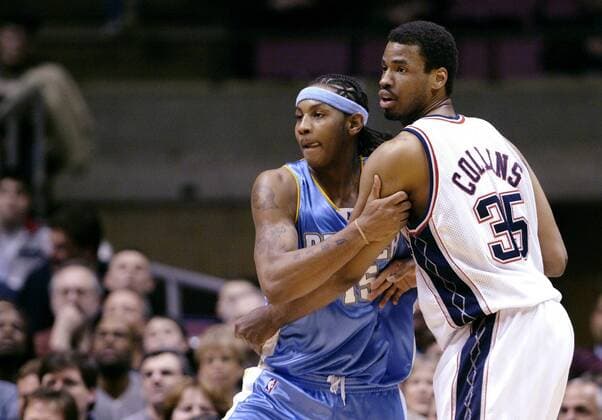 Carmelo Anthony (Denver Nuggets, li.) gegen Jason Collins (New Jersey Nets) Basketball Herren NBA 2003 2004, New Jersey Nets - Denver Nuggets 98:97, Vdig Gruppe New Jersey