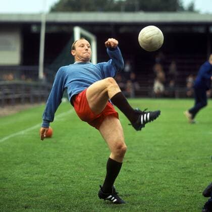 Uwe Seeler (HSV) am Ball Fußball 1. BL Herren DEUTSCHSPRACHIGE SPORTZEITSCHRIFTEN UND -ZEITUNGEN NUR NACH RÜCKSPRACHE, Saison 1967 1968 Einzelbild Hamburg Dynamik,