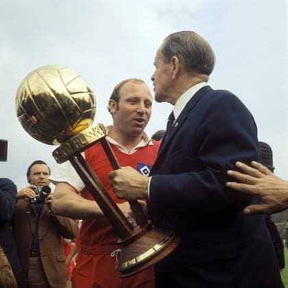 Bundestrainer Sepp Herberger (re., BR Deutschland) überreicht Uwe Seeler (HSV) die Trophäe für den Fußballer des Jahres 1969 1970 Fußball 1. BL Herren DEUTSCHSPRACHIGE SPORTZEITSCHRIFTEN UND -ZEITUNGEN NUR NACH RÜCKSPRACHE, Saison 1970 1971 Gruppe Hamburger SV - Borussia Mönchengladbach 2:2 Hamburg, Spieler