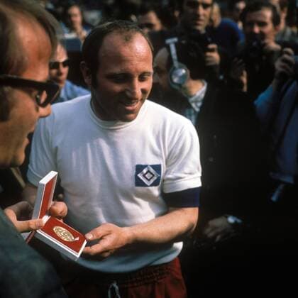 Uwe Seeler (HSV) bei einer seiner zahlreichen Sportlerauszeichnungen Fußball 1. BL Herren DEUTSCHSPRACHIGE SPORTZEITSCHRIFTEN UND -ZEITUNGEN NUR NACH RÜCKSPRACHE, Saison 1967 1968 Einzelbild Aufnahmedatum geschätzt Hamburg