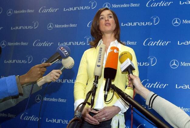 Jurymitglied Katarina Witt (Deutschland) wird am Rande der Pressekonferenz interviewt Eiskunstlauf Damen Laureus World Sports Award 2004, Nominierung, Sportlerwahl, Pressekonferenz, PK, Pressetermin Einzelbild Sportoscar, Award, Awards, Sport, Sports Berlin
