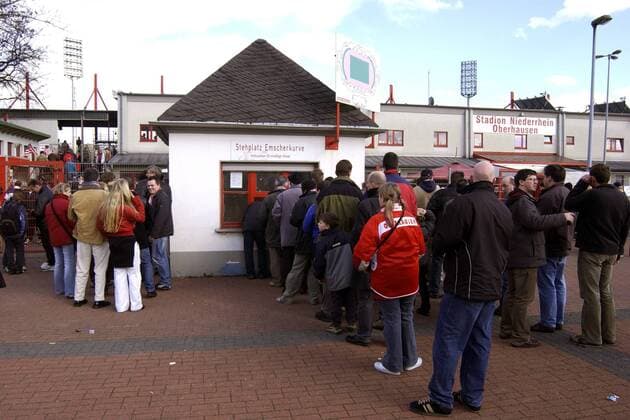 Fußball, Stadiongeschichte Rot-Weiß Oberhausen Viel Andrang herrscht in Oberhausen am Kassenhäuschen Fußball 2. BL Herren Saison 2003 2004, Rot Weiß Oberhausen, RWO, RW Totale Oberhausen
