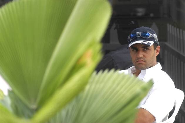 Juan Pablo Montoya (Kolumbien BMW-Williams) versteckt sich schlecht gelaunt hinter Palmenblättern Motorsport Grand Prix Herren Großer Preis von Malaysia 2004, Formel 1 Weltmeisterschaft, F1, F, GP, WM, Vdig Einzelbild Sepang Kuala Lumpur