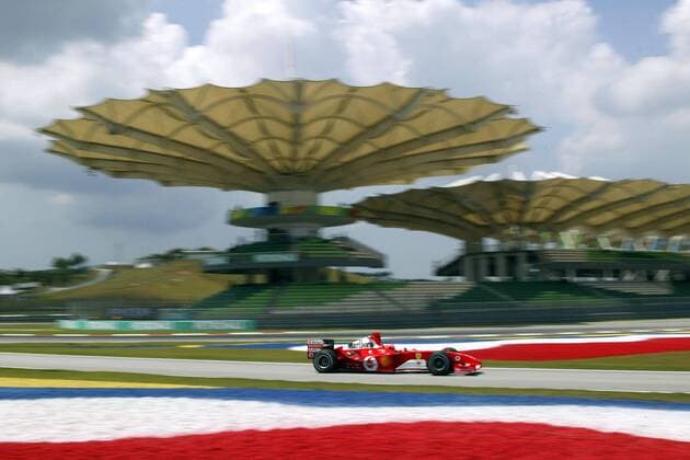 Michael Schumacher (Deutschland Ferrari) in seinem Boliden vor der leeren Haupttribüne Motorsport Grand Prix Herren Großer Preis von Malaysia 2004, Formel 1 Weltmeisterschaft, F1, F, GP, WM, Vdig Totale Sepang Kuala Lumpur Dynamik,