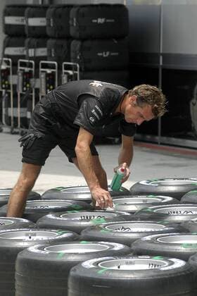 McLaren-Mercedes-Techniker von reinigt die Michelin-Reifen Motorsport Grand Prix Herren Großer Preis von Malaysia 2004, Formel 1 Weltmeisterschaft, F1, F, GP, WM, Vdig Einzelbild Sepang Kuala Lumpur