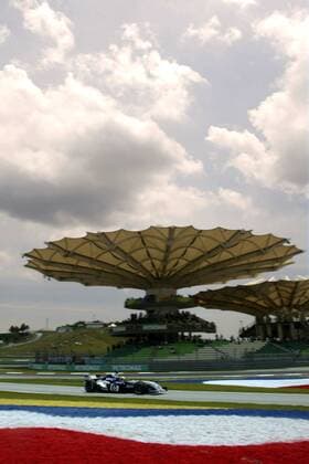 Qualifying zum GP von Malaysia 2004: Ralf Schumacher (Deutschland BMW-Williams) fährt an der Haupttribüne vorbei Motorsport Grand Prix Herren Großer Preis von Malaysia 2004, Formel 1 Weltmeisterschaft, F1, F, GP, WM Totale Sepang Kuala Lumpur