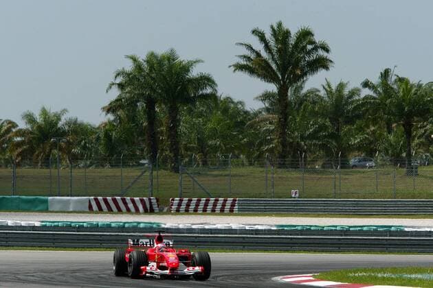 Qualifying zum GP von Malaysia 2004 unter Palmen: Rubens Barrichello (Brasilien Ferrari) unterwegs in seinem Boliden Motorsport Grand Prix Herren Großer Preis von Malaysia 2004, Formel 1 Weltmeisterschaft, F1, F, GP, WM Totale Sepang Kuala Lumpur