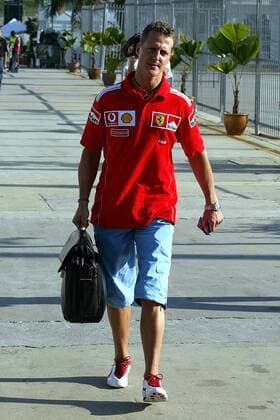 Michael Schumacher (Deutschland Ferrari) macht sich mit seiner Tasche auf dem Weg zur Arbeit Motorsport Grand Prix Herren Großer Preis von Malaysia 2004, Formel 1 Weltmeisterschaft, F1, F, GP, WM Einzelbild Sepang Kuala Lumpur