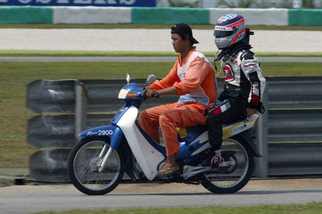 Takuma Sato (Japan BAR-Honda) lässt sich von einem Streckenposten auf einem Moped chauffieren Motorsport Grand Prix Herren Großer Preis von Malaysia 2004, Formel 1 Weltmeisterschaft, F1, F, GP, WM Gruppe Sepang Kuala Lumpur